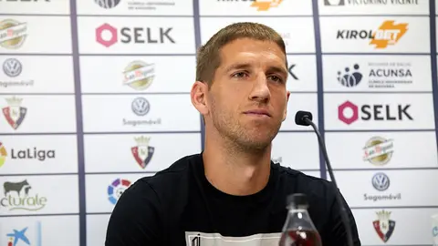 Presentación de Darko Brasanac como nuevo jugador de Osasuna en las instalaciones de Tajonar. IÑIGO ALZUGARAY