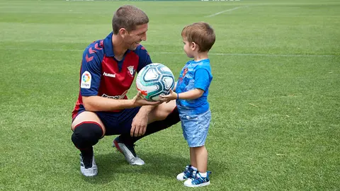 Presentación de Darko Brasanac como nuevo jugador de Osasuna en las instalaciones de Tajonar. IÑIGO ALZUGARAY