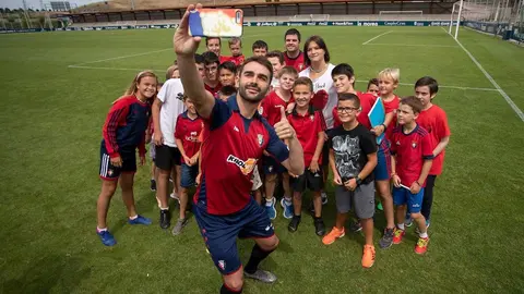 El delanterio Adrián López, con varios aficionados en su presentación en Tajonar OSASUNA