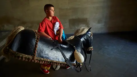 La comparsa de gigantes y cabezudos de Estella recorre las calles de la ciudad en la primera jornada de las fiestas de 2019. MIGUEL OSÉS