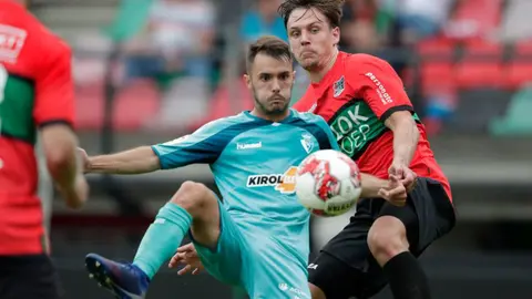El canterano José Hualde lucha un balón en el partido contra el NEC Nijmegen NEC