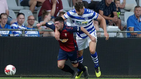 Calvillo recibe una falta durante el partido contra De Graafschap OSASUNA