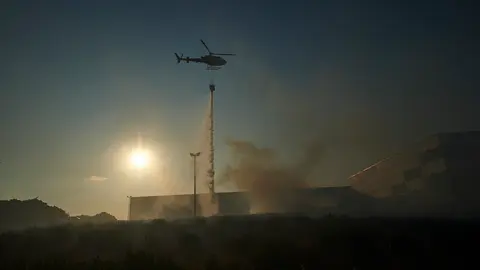 Incendio en una chatarrería entre Salinas de Pamplona y Beriáin. MIGUEL OSÉS