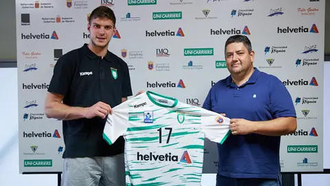 Presentación de Guillermo Fisher, nuevo jugador de Helvetia Anaitasuna. IÑIGO ALZUGARAY