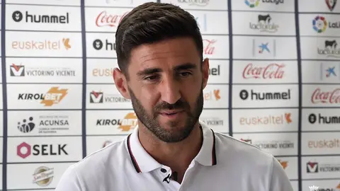 El jugador de Osasuna Raúl Navas en una rueda de prensa en Tajonar. Youtube.