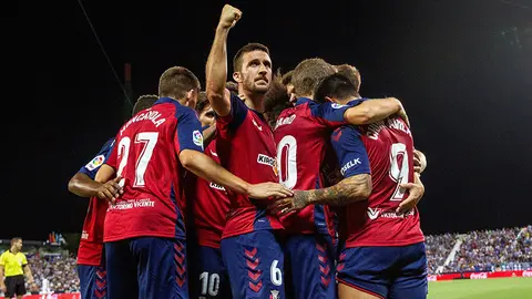 El delantero argentino del Club Atlético Osasuna Ezequiel Chimy Ávila (d) celebra con sus compañeros su gol, primero del equipo ante el Leganés, durante el partido correspondiente a la primera jornada de LaLiga Santander que se disputa hoy sábado en el Estadio Municipal de Butarque, en Leganés. EFE/Rodrigo Jiménez