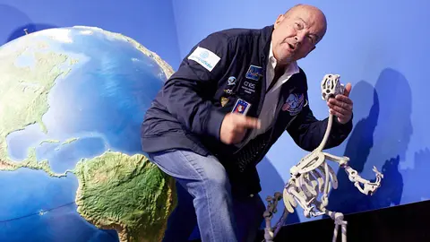 Visita del astronauta Patrick Baundry al Planetario de Pamplona y al arbusto de la UNESCO en el Jardín de la Galaxia del Parque Yamaguchi. IÑIGO ALZUGARAY