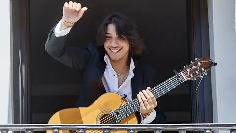 Actuación de José del Tomate en el balcón del Hotel La Perla, dentro del ciclo 'Flamenco en los balcones' del VI Festival Flamenco on Fire. IÑIGO ALZUGARAY
