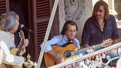 Actuación de Pepe Habichuela y Ketama en el balcón del Ayuntamiento, dentro del ciclo 'Flamenco en los balcones' del VI Festival Flamenco on Fire. IÑIGO ALZUGARAY