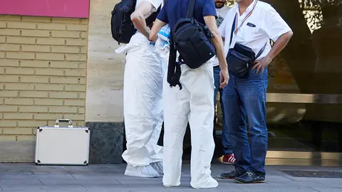 Una mujer ha fallecido este viernes al caer desde el balcón de un cuarto piso en la calle Fuente del Hierro en el barrio pamplonés de Iturrama. IÑIGO ALZUGARAY
