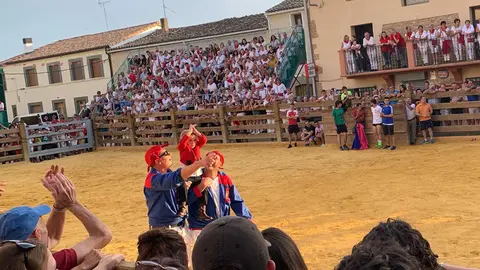 Salida a hombros del niño Daniel Moreno en Mélida