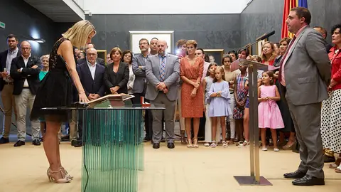 Toma de posesión como nuevos parlamentarios forales de Jorge Aguirre, María Virginia Magdaleno y Blanca Regúlez. IÑIGO ALZUGARAY