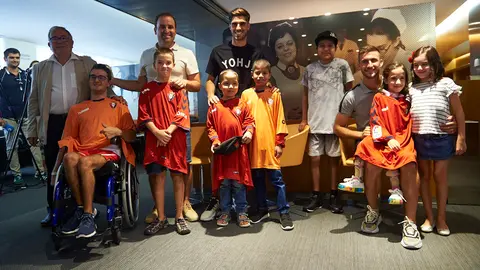 C.A. Osasuna entrega batas confeccionadas con camisetas del primer equipo a niños hospitalizados en la Clínica Universidad de Navarra, dentro de la iniciativa 'Las batas más fuertes'. MIGUEL OSÉS