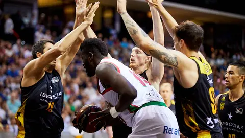 Partido amistoso de baloncesto entre Kirolbet Baskonia e Iberostar Tenerife disputado en el pabellón Navarra Arena de Pamplona. IÑIGO ALZUGARAY