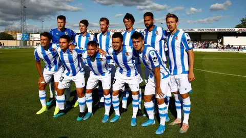 Nacho Monreal, el primero de pie por la derecha en Tafalla. @RealSociedad.