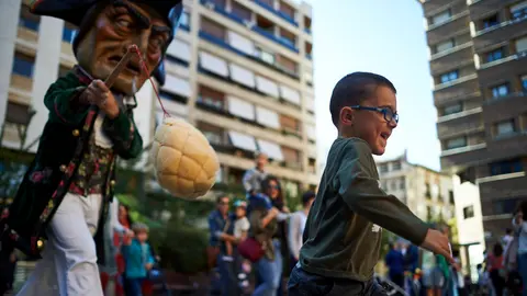 La comparsa de Gigante y Cabezudos sale por las calles de Pamplona el día del Privilegio de la Unión. MIGUEL OSÉS