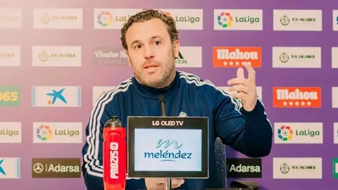 El entrenador Sergio González en rueda de prensa. @realvalladolid.