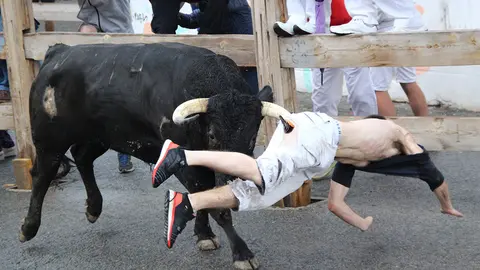 Secuencia de la cornada a un joven en el encierro de Sangüesa JAVIER SOLOZÁBAL AMORENA (5)