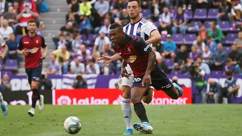 El jugador del CA Osasuna Pervis Estupiñan (i) conduce el balón ante el jugador del Real Valladolid Óscar Plano (d), durante el partido correspondiente a la cuarta jornada de LaLiga Santander, disputada en el estadio Municipal José Zorrilla de Valladolid. EFE/R. García