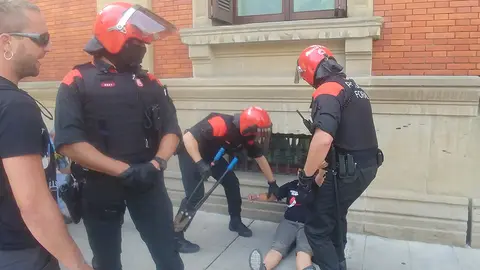 Ocho sindicalistas de LAB se encandenan en el Parlamento de Navarra. NAVARRA.COM 28