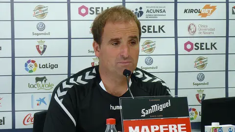 Jagoba Arrasate sentado en una rueda de prensa. Navarra.com