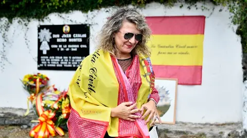 María José Rama, viuda del cabo Juan Carlos Beiro asesinado por ETA, durante el homenaje en Leiza. PABLO LASAOSA