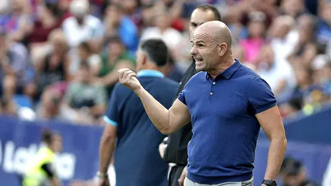 El entrenador del Levante UD, Paco López, durante el partido ante el Eibar, correspondiente a la quinta jornada de LaLiga Santander, disputado esta tarde en el estadio Ciutat de Valéncia. EFE/Manuel Bruque
