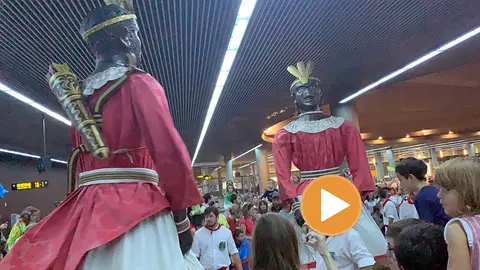 La espectacular despedida de la comparsa de gigantes de Pamplona.