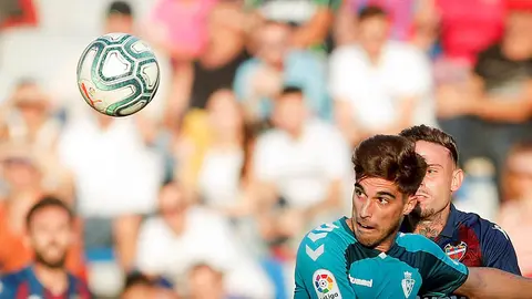 El defensa de Osasuna, Nacho Vidal (i), despeja el balón ante el delantero del Levante, Roger Martí, durante el encuentro correspondiente a la séptima jornada de primera división que disputan esta tarde en el Ciutat de Valencia. EFE/Kai Försterling.