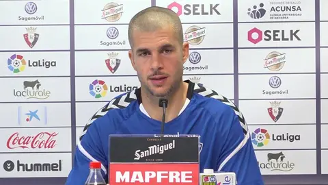 El portero de Osasuna, Rubén Martínez, en rueda de prensa en Tajonar. Youtube.