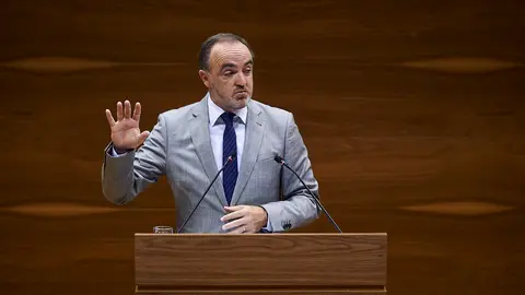 Javier Esparza, Navarra Suma, durante el pleno parlamentario. MIGUEL OSÉS