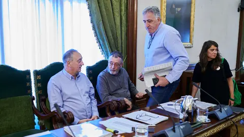 Joseba Asirón y Maider Beloki pasan delante de Javier Leoz y Patxi Leuza. PABLO LASAOSA