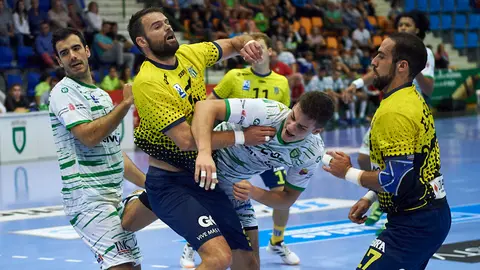 El Helvetia Anaitasuna se enfrenta al Bidasoa en el Pabellón Anaitasuna de Pamplona. MIGUEL OSÉS