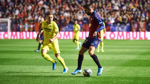 Adrián Partido entre Osasuna y el Villarreal en el estadio de El Sadar. MIGUEL OSÉS
