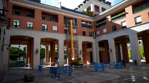 El Ayuntamiento comienza a limpiar un piso que acumulaba gran cantidad de basura. MIGUEL OSÉS