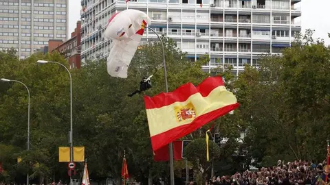 El paracaidista enganchado en una farola durante el desfile de la fiesta nacional
