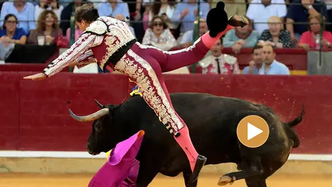 GRAF9837. ZARAGOZA, 13/10/2019.- Cogida del banderillaro de Pince Mariano de la Viña durante la faena de Enrique Ponce a su segundo toro, de Montalvo, en la corrida celebrada hoy en el coso de La Misericordia con motivo de la Feria del Pilar de Zaragoza y en la que ha compartido cartel con Julián López "El Juli" y Miguel Ángel Perera. EFE/Javier Cebollada