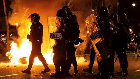 Policías durante los disturbios en Barcelona, en protesta por la sentencia del 'procés' EFE