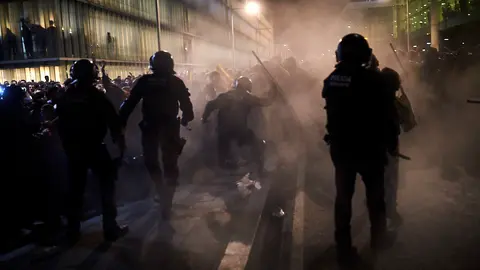 Los grupos de CDR bloquean la T1 del aeropuerto de El Prat el dia en que sale la sentencia del Proces. MIGUEL OSÉS