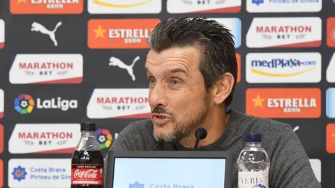 Juan Carlos Unzué en la rueda de prensa de despedida ante los periodistas. @GironaFC.