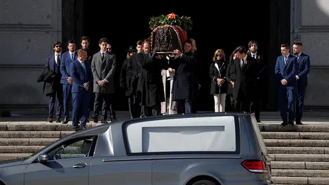 GRAF051 EL ESCORIAL (MADRID) 24/10/2019.- Familiares de Francisco Franco portan el féretro con los restos mortales del dictador tras su exhumación en la basílica del Valle de los Caídos antes de su trasladado al cementerio de El Pardo-Mingorrubio para su reinhumación. EFE/J.J. Guillén POOL -NO ARCHIVO/NO VENTAS-