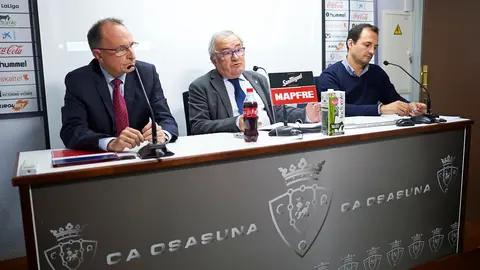 Luis Sabalza, presidente de Osasuna, en rueda de prensa en las instalaciones de Tajonar. MIGUEL OSÉS