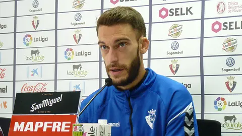 El jugador de Osasuna Roberto Torres en rueda de prensa en Tajonar. Navarra.com