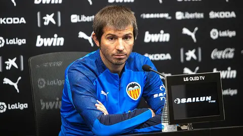 El entrenador del Valencia CF, Albert Celades. en rueda de prensa. @valenciacd.