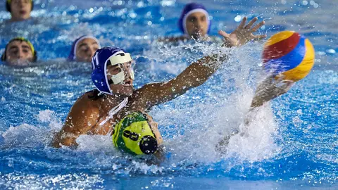 El Waterpolo Navarra se enfrenta al Echeyde Tenerife en las instalaciones Amaya. MIGUEL OSÉS
