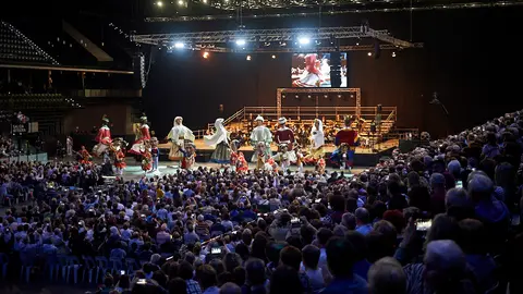 El espectaculo de La Pamplonesa y sus amigos llena el Navarra Arena de fieles seguidores. MIGUEL OSÉS