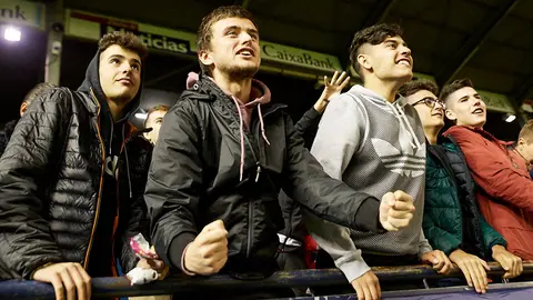 La grada de El Sadar durante el partido de La Liga Santander entre Osasuna y Valencia. IÑIGO ALZUGARAY