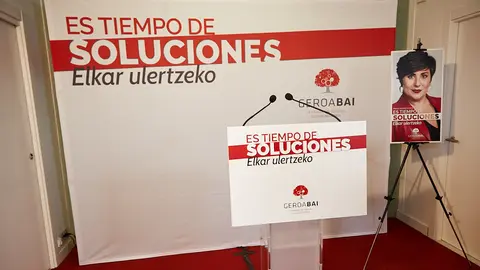 Acto de inicio de la campaña de Geroa Bai con la portavoz parlamentaria, Uxue Barkos, y las candidatas al Congreso y el Senado, María Solana y Esther Cremaes. IÑIGO ALZUGARAY