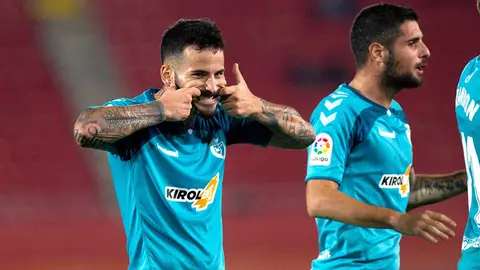 GRAF115. PALMA, 31/10/2019.- El delantero del Club Atlético Osasuna Rubén García (i) muestra su alegría tras marcar el segundo gol de su equippo durante el partido de la undécima jornada de LaLiga que enfrenta al Mallorca y al Osasuna en el estadio Son Moix de Palma. EFE/Cati Cladera