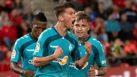 El delantero del Club Atlético Osasuna Marc Cardona celebra un gol, este jueves durante el partido de la undécima jornada de LaLiga que enfrenta al Mallorca y al Osasuna en el estadio Son Moix de Palma. EFE/ Cati Cladera.